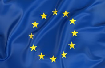 Accès des jeunes aux réseaux sociaux : la Commission européenne veut geler les nouvelles lois nationales, afin de négocier des règles communes à toute l’UE