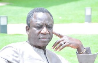 Le célèbre chanteur et auteur-compositeur sénégalais Thione Ballago Seck est décédé le 14 mars 2021 à l’âge de 66 ans au Centre hospitalier universitaire de Fann à Dakar.